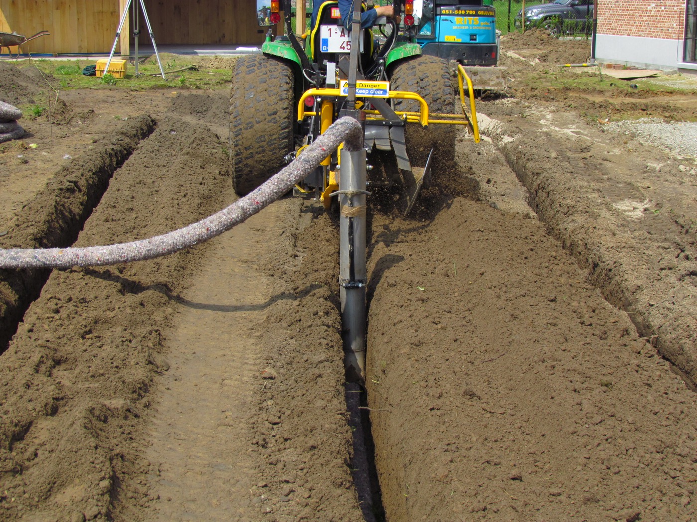 Drainage met mini-draineermachine voor serres, paardenpistes,... | Rits
